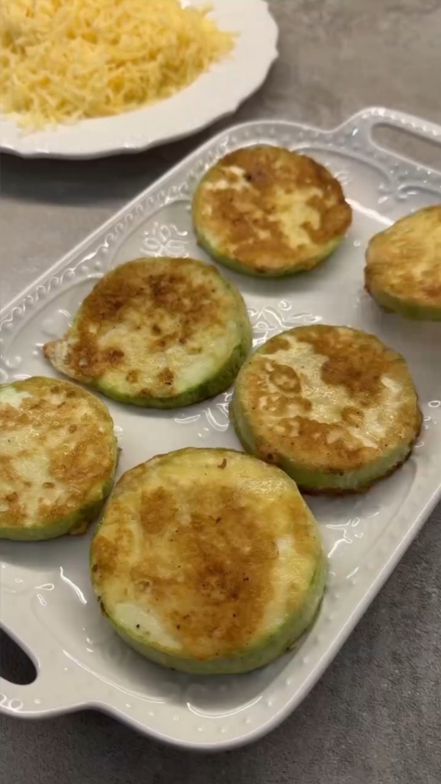 Обалденно вкусные кабачки в кляре с помидором и сыром -...