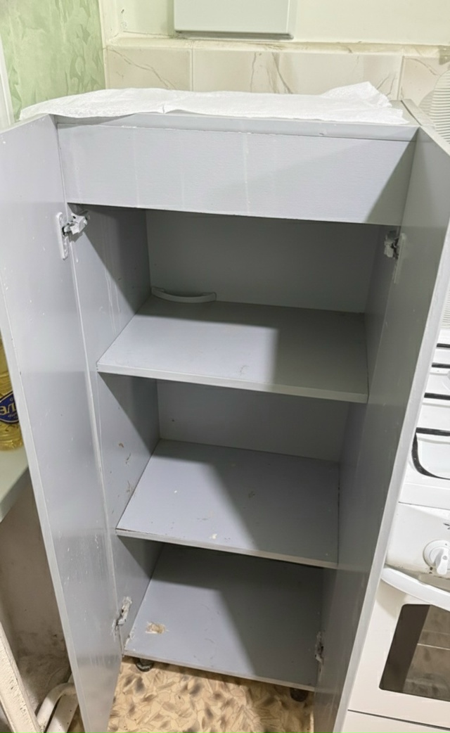 Продается напольный шкаф в нейтральном сером цвете. Ид...