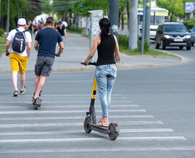 🛴🚫Россияне поддержали запрет на электросамокаты
О...