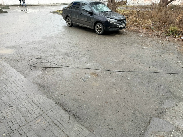 Оборваны эл.кабеля у валдбериса на Ильича 4,а вдруг они ...