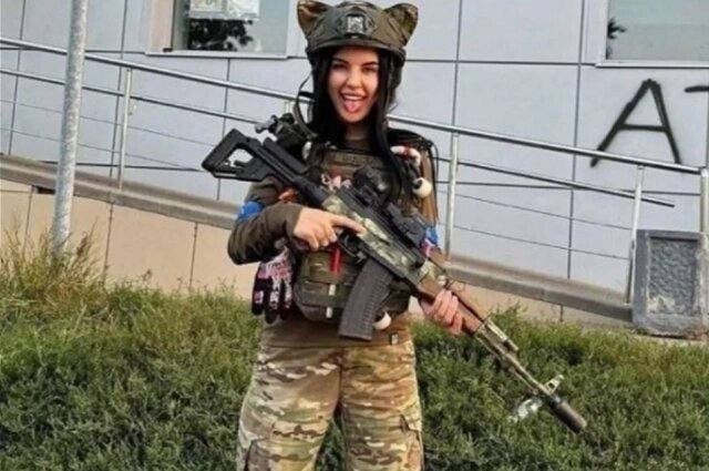 😳 Девушку из ВСУ, которая делала фото на фоне здания в ...
