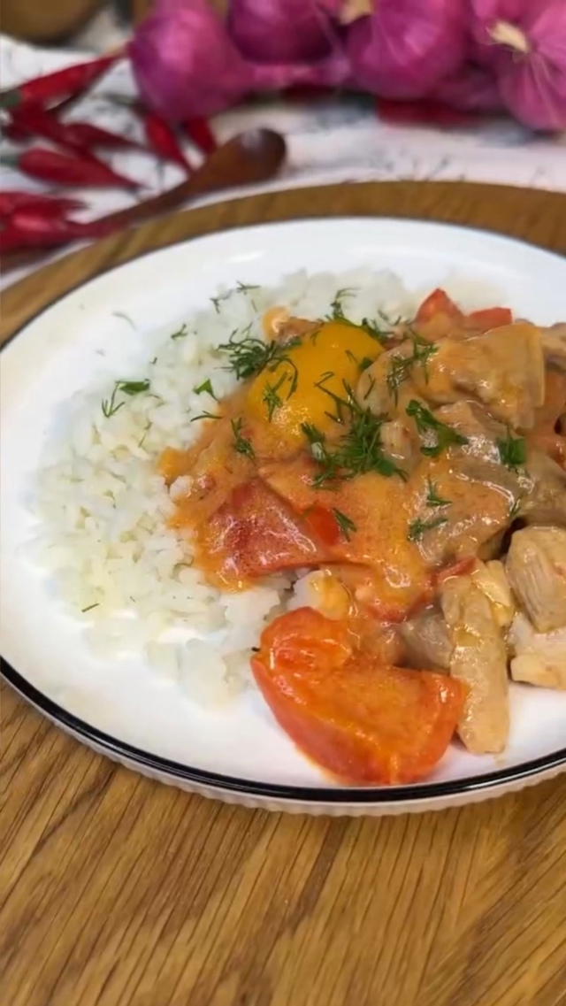 Вкуснейшие куриные бёдра в сметанном соусе с овощами н...