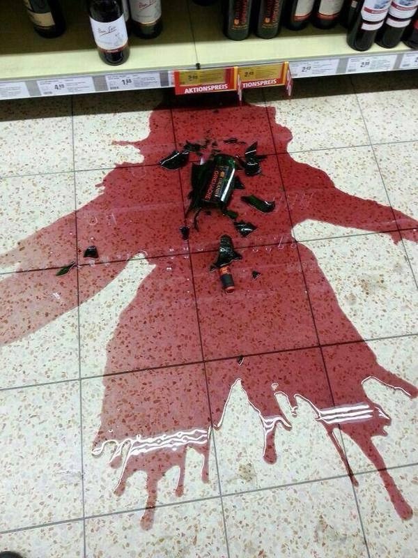 ? В Санкт-Петербурге молодой человек разбил витрину в...