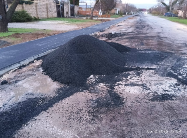 На улице Кошевого в Заозерном подрядчик начал укладку ...