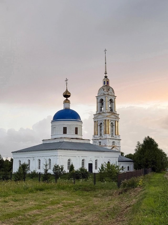 Церковь в Подольце на контрасте с дождевым серым небом...