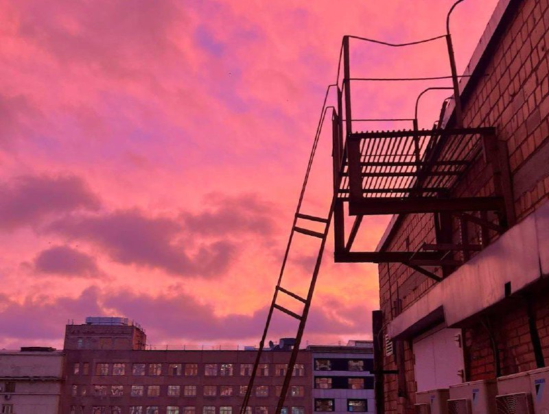 Фиолетово-розовое накрыло Москву и область.
К Р А С И В О