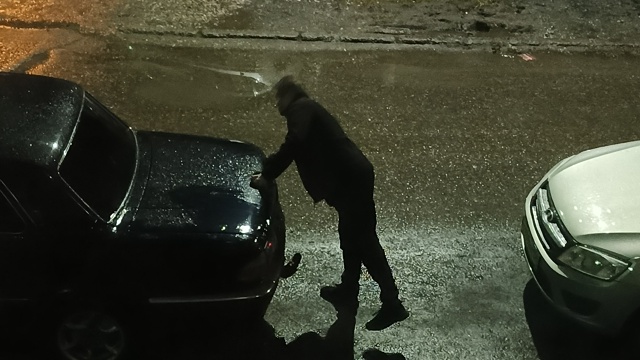 Чел который въехал задом в припаркованную машину. Либо...