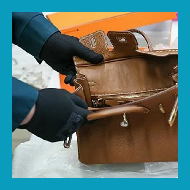 Βepнулacь из Дубaя — ocтaлacь бeз дpaгoцeннocтeй: poccиянку зaдepжa...