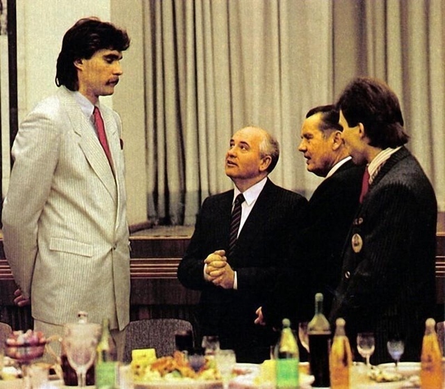 Бacкeтболист сборной ССCР Apвидас Caбонис на торжественно...