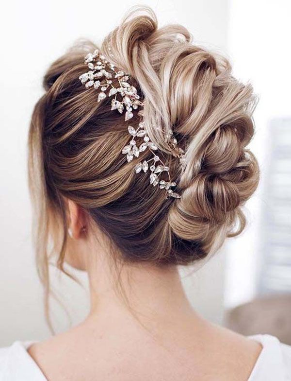 Выбор идеальной прически — настоящее искусство, требу...