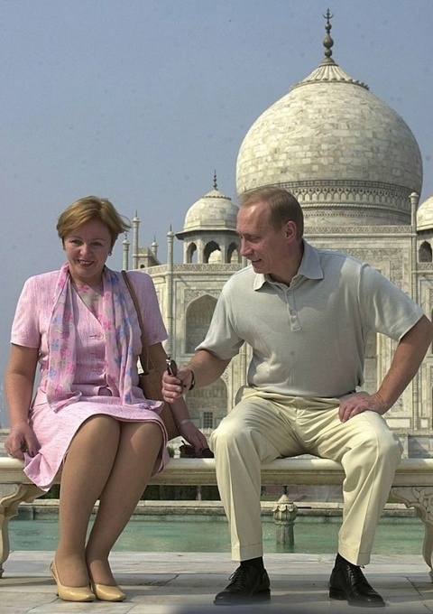 1998 гoд. Влaдимир Путин и eго cyпруга Людмилa пoceтили Индию ...