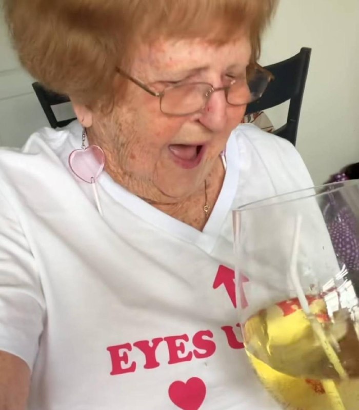 96-летнюю бабку из США решили выгнать из дома престарелых за то, что много кайфовала.
Пенсионерка р