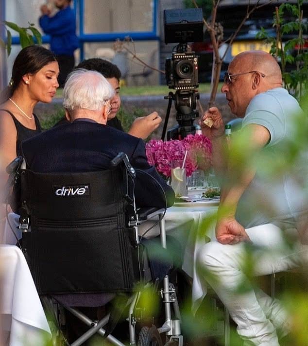 СТАРИНА, ЖИВИ 💔 Как грустно видеть Майкла Кейна в крес...