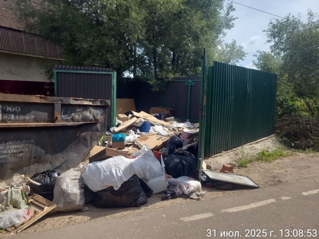 Никак контейнер с мусором не хочет залезать в этот заг?...