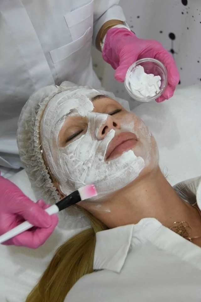 Дорогие девушки! Я косметолог, с медицинским образован...