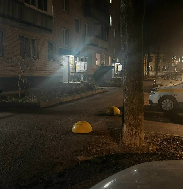 Ув. Администрация, для чего на проезжей части во дворе ?...