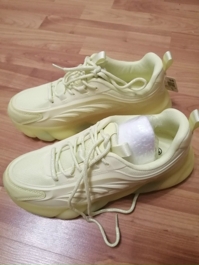 Продам новые женские кроссовки 38 размера, 1300 р, т. 8911733519...