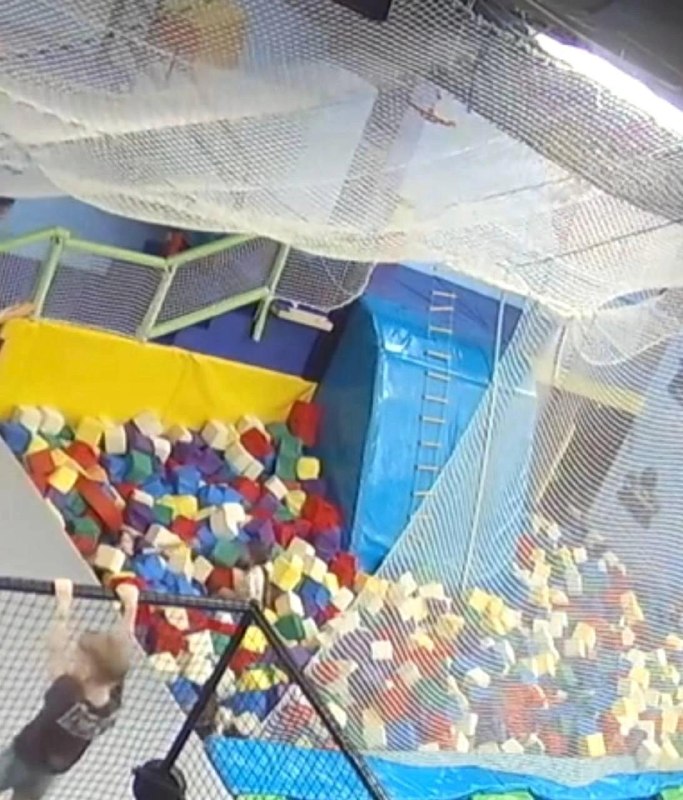 В Первоуральске 9-летней девочке оторвало палец в батутном клубе «Пружина».
27 марта Вика скатывала