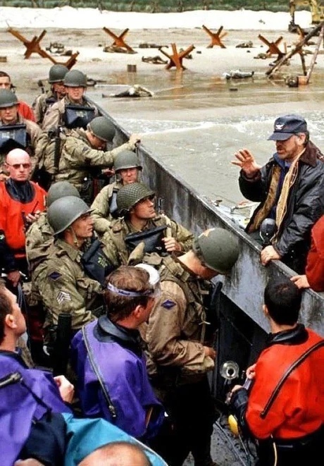 Стивен Спилберг дает указания актерам на съемках филь?...