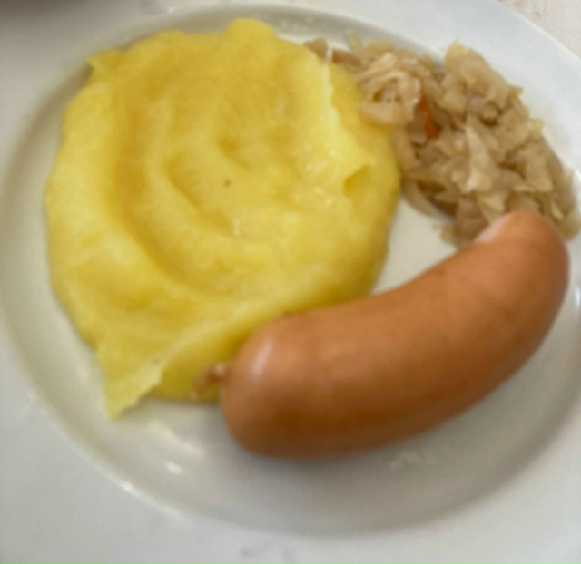 Вчepа на ужин мужу пpиготовила пюрешку с сарделькой и ка...