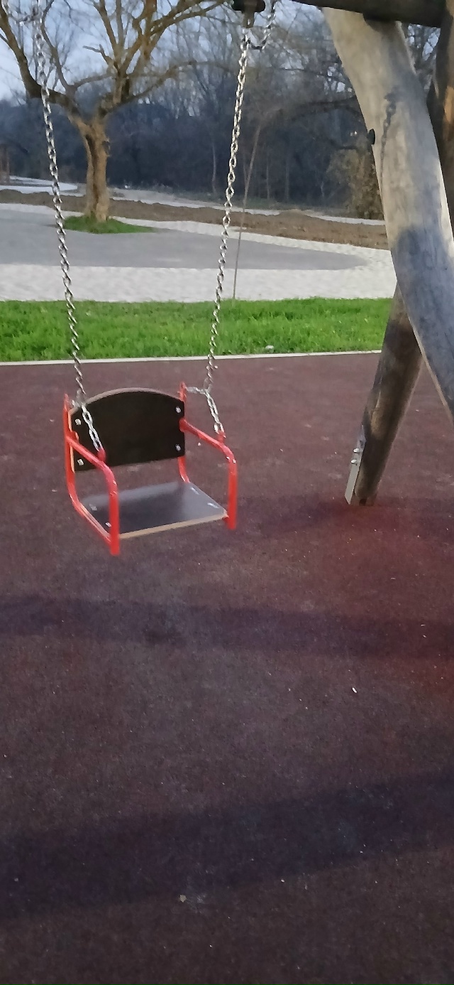 Первые 2 фото качеля не удобная и кататься не возможно ?...