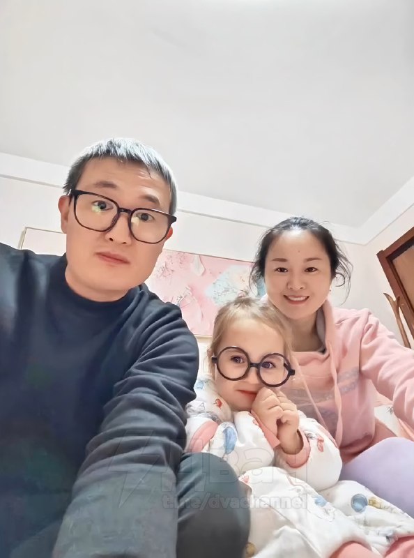 У китайской пары родилась светловолосая голубоглазая девочка: муж сначала решил, что жена изменила,