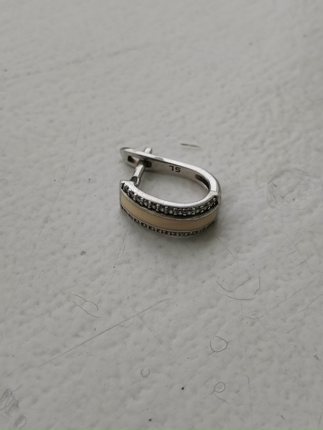 Найдена серёжка, отдам при предъявлении второй ))