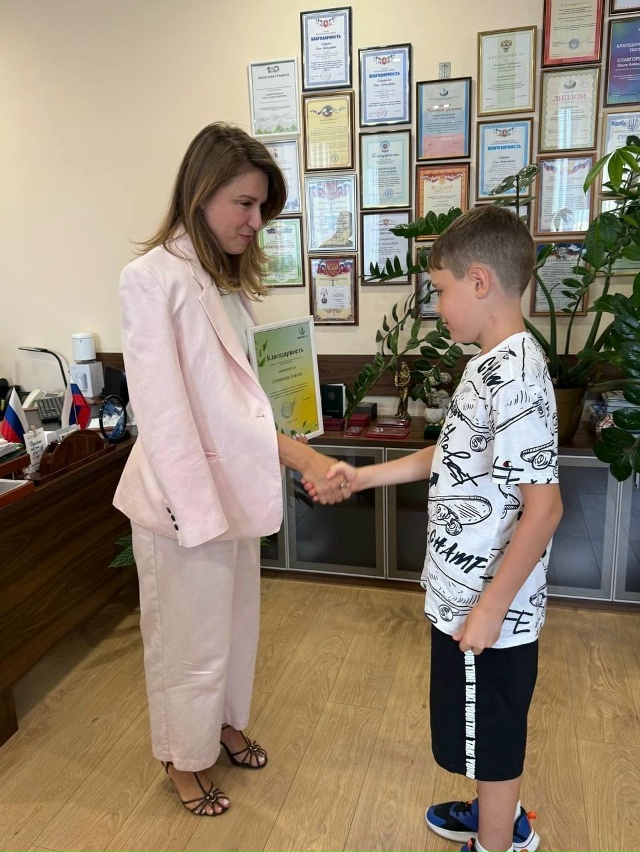 Помните я публиковала ролик, где два мальчика👬 убирал...