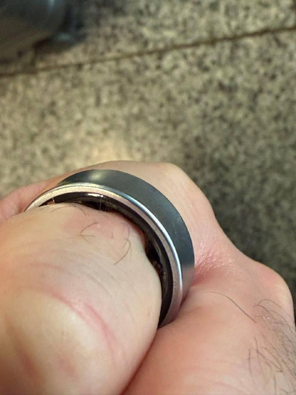Британский блогер чуть не лишился пальца из-за умного кольца Samsung.
В аэропорту гаджет внезапно