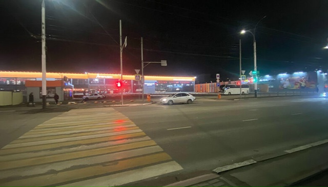 В Тамбове мужчина, переходя дорогу на красный свет, поп...