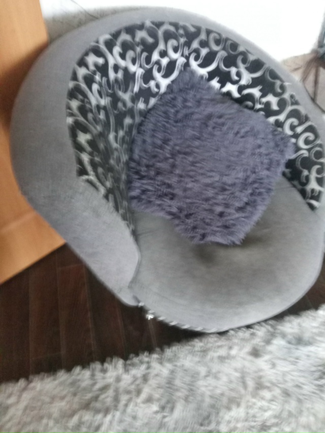 Отдам два кресла с подушками, самовывоз.