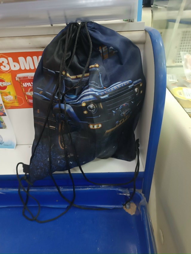 Неделю грустит в магазине 