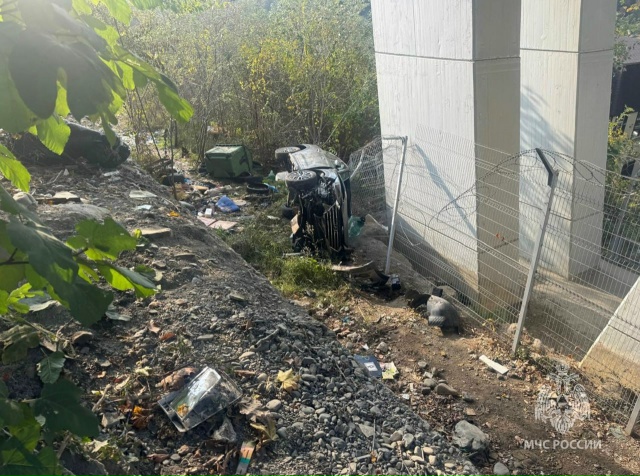 Иномарка опрокинулась на бок в Хостинском районе: води...