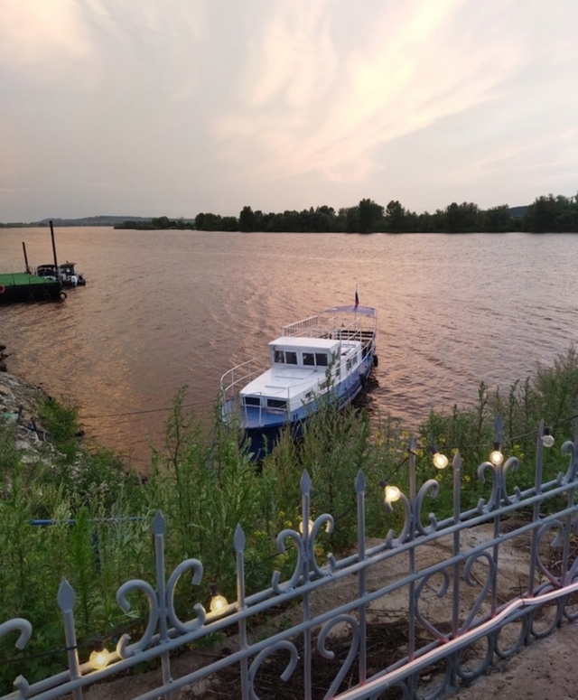 Алкоголь. Всё связано с алкоголем. Любые тусовки, встре...