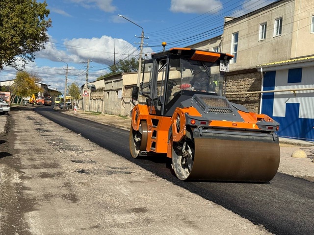 Сегодня приступили к укладке выравнивающего слоя доро...