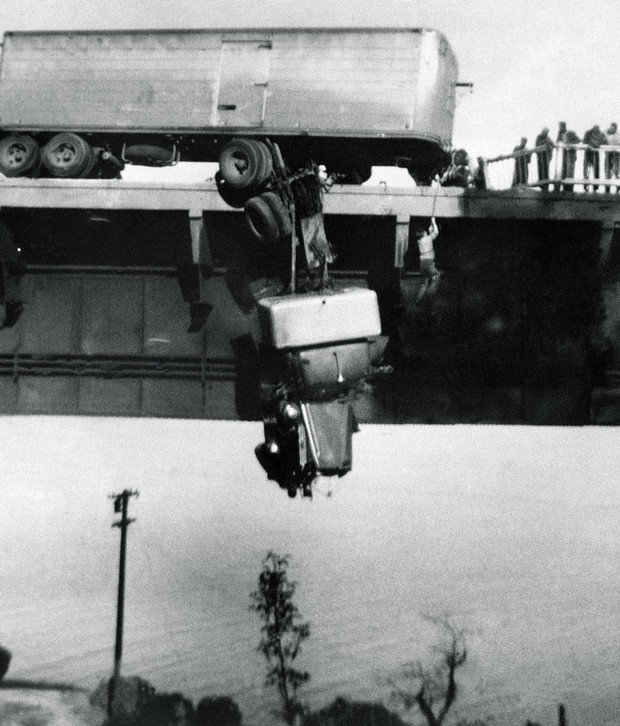 Очень известная фотография 1953 года. На мосту у озера Ша...