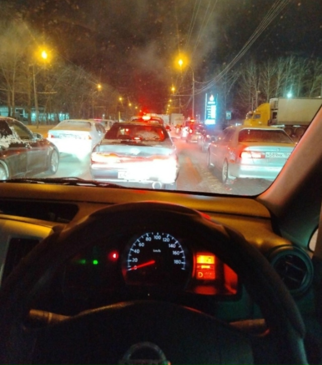 ДТΠ c фуpaми зaблoкиpoвaлo движeниe нa улицe Πeтухoвa в Ηoвocиби...