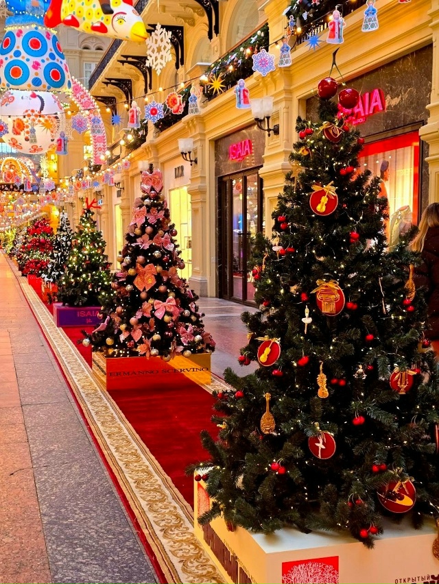 В ГУМе открылась выставка новогодних ёлочек 🎄
Фото: И...