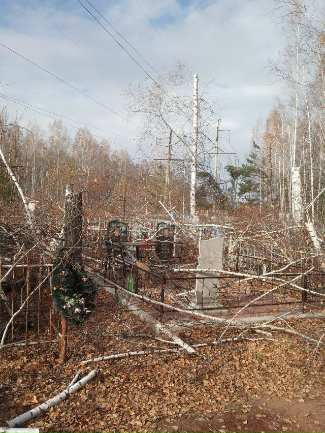 Что происходит на старом кладбище! Кто это будет убира?...