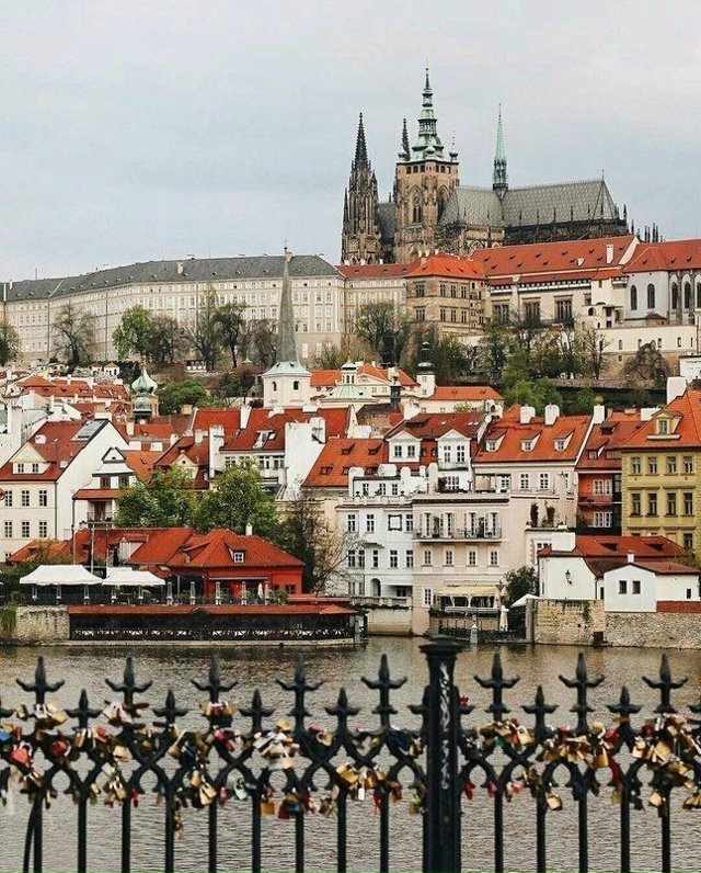 Прага – один из красивейших городов мира. Уехать бы и п...