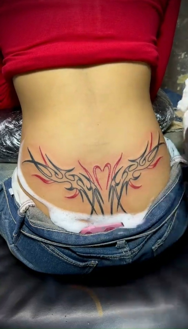 Парни и девушки, как относитесь к таким ТАТУ ⁉️
Зачем ?...