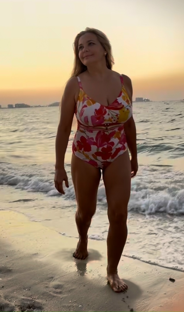 Ирина Пегова показала фигуру в ярком купальнике на отд...