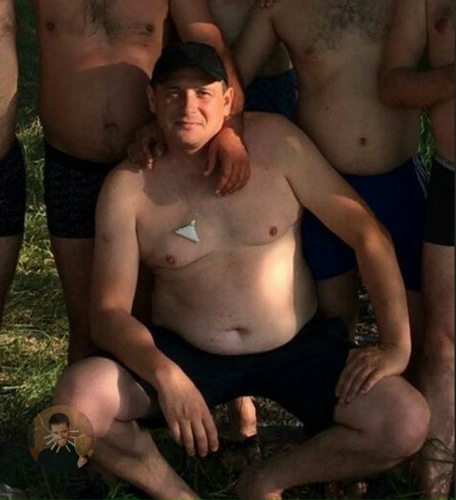 Вот так присядешь с друзьями — и сразу начнётся магия. ...