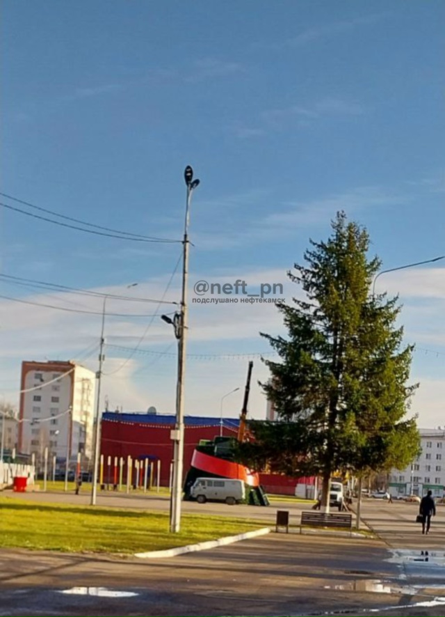 А рядом стоящую живую ёлку слабо было нарядить???... И ми?...