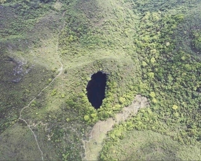 В Китае обнаружили гигантскую воронку глубиной около 2...