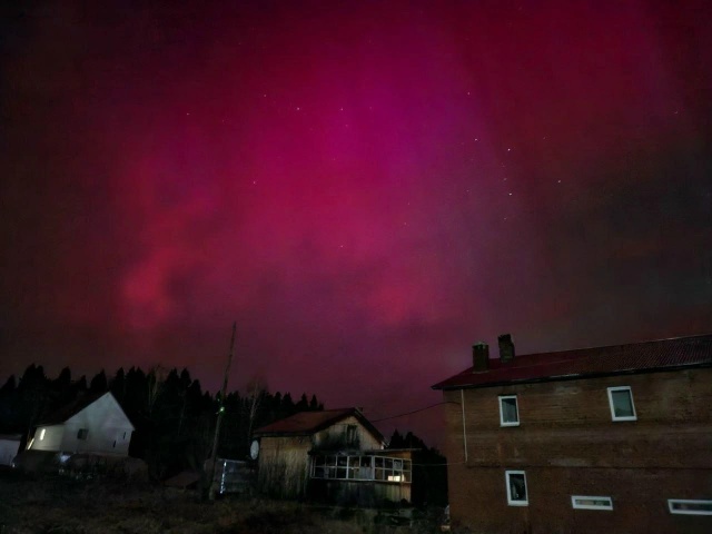 Этим утром небо вспыхнуло малиновым 😍
Северное сиян...