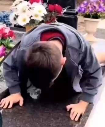 Мальчик утратил отца, но продолжает его любить. Теперь ...