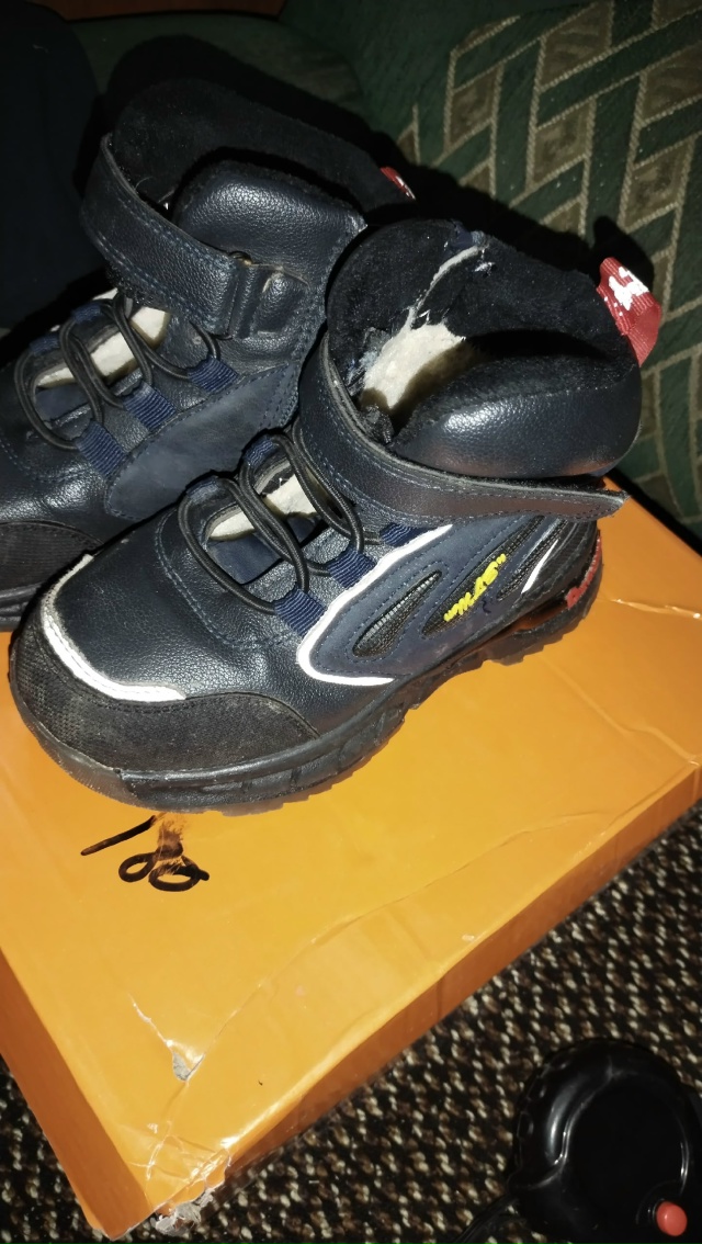 Отдадим.На девочку 24 см(размер стельки),на мальчика 19,5(?...