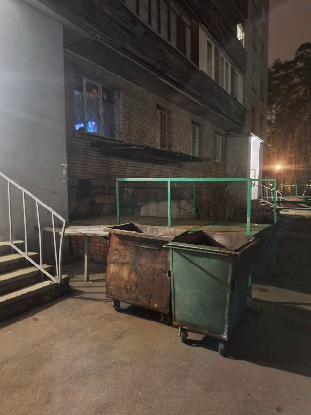 Как стояли грязные дырявые мусорные баки у домов, прям?...