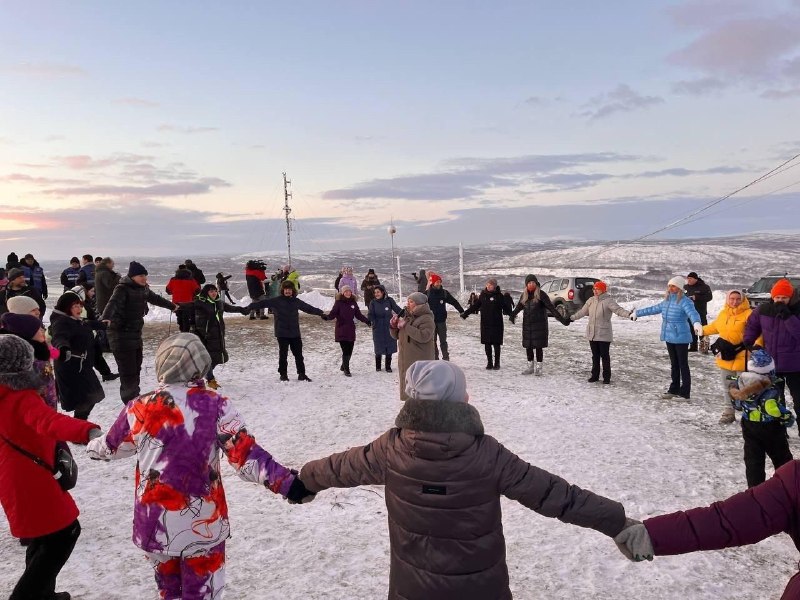 Жители Мурманска наконец-то вышли из сумрака: спустя 40 дней беспросветной тьмы город увидел солнце.